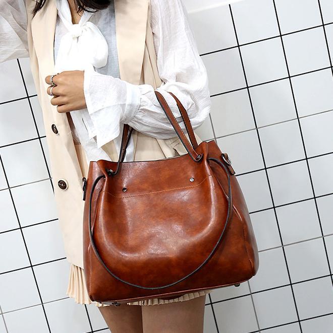 Elegant Leather Bag with Contemporary Flair
