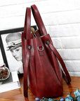 Elegant Leather Bag with Contemporary Flair