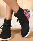 Comfortable mid-high sneakers with floral detail on the heel
