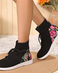 Comfortable mid-high sneakers with floral detail on the heel