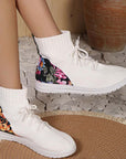 Comfortable mid-high sneakers with floral detail on the heel
