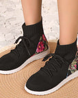 Comfortable mid-high sneakers with floral detail on the heel