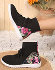Comfortable mid-high sneakers with floral detail on the heel