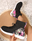 Comfortable mid-high sneakers with floral detail on the heel