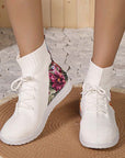 Comfortable mid-high sneakers with floral detail on the heel