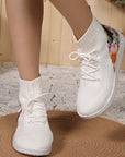 Comfortable mid-high sneakers with floral detail on the heel
